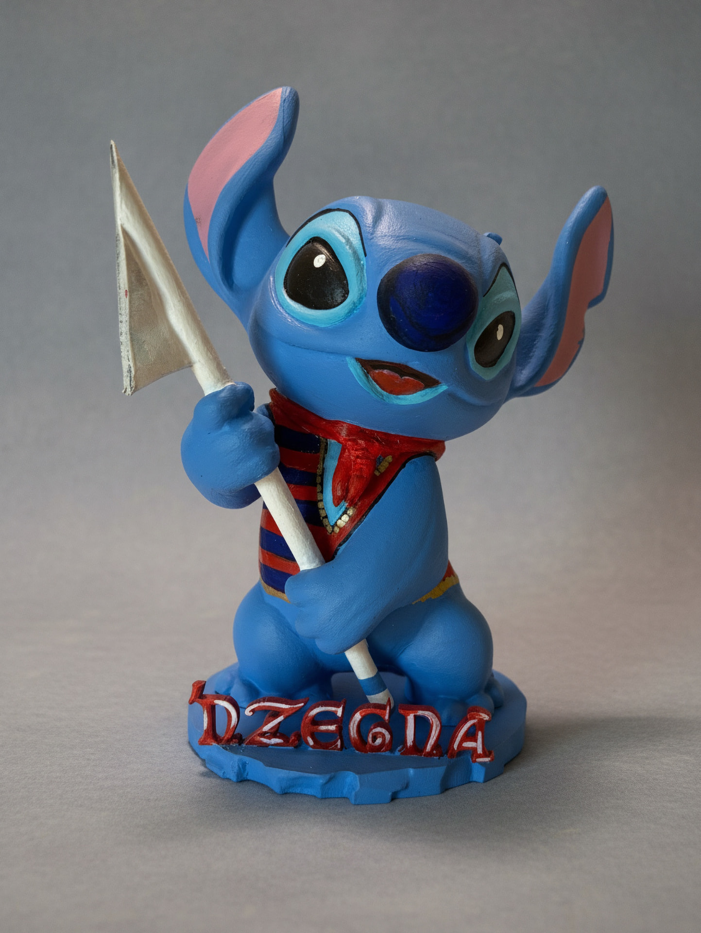 Stich — scultura dipinta a mano