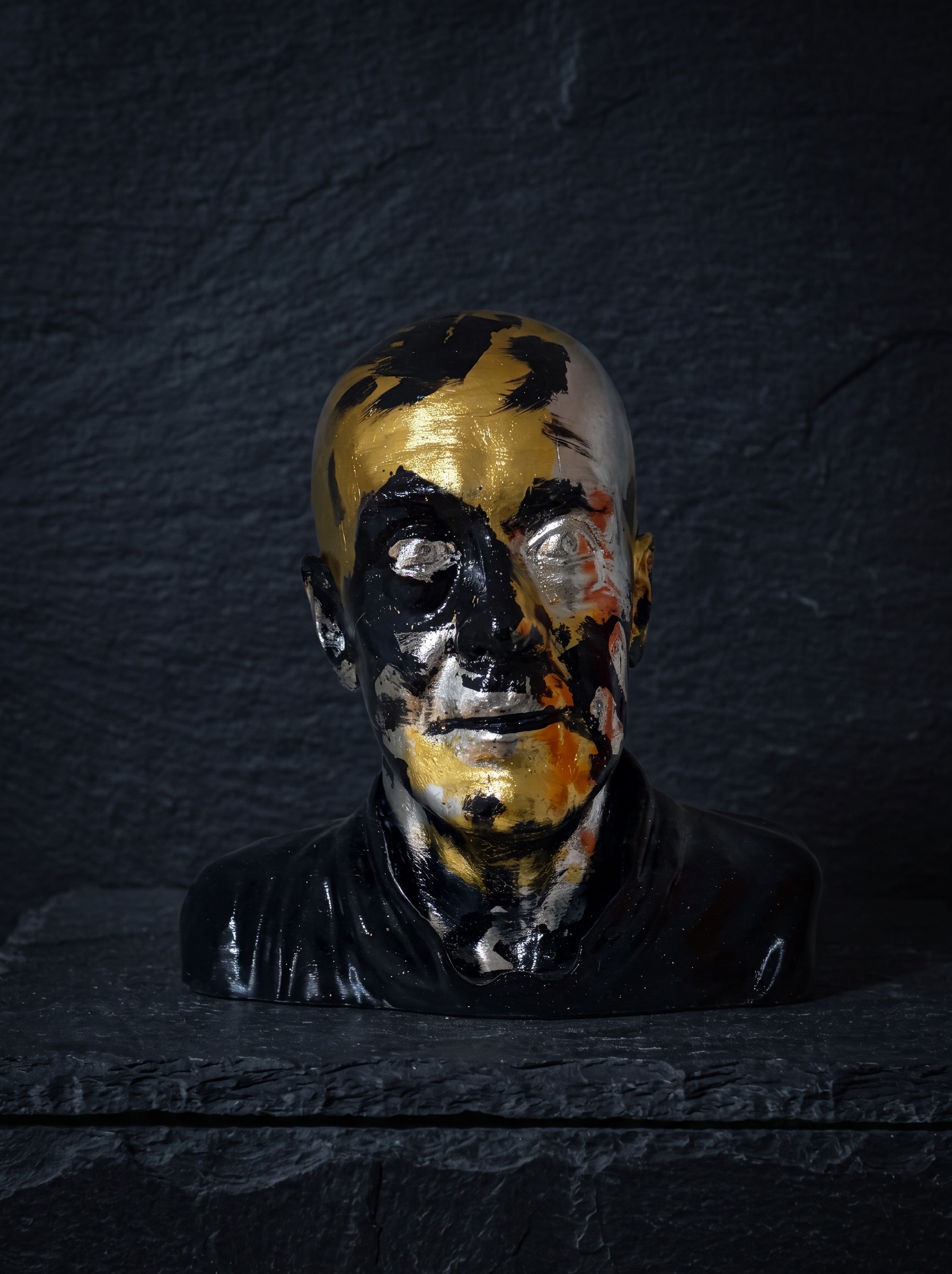 Busto nero e oro — scultura dipinta a mano